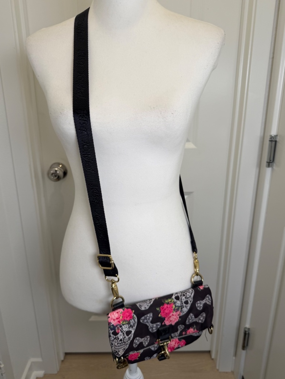 Betsey Johnson Sugar Skull Floral Crossbody Shoulder Bag Black Gothic Roses - Picture 3 of 4